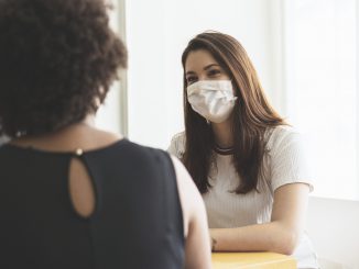 En 2020, près de 98 000 bilans prénataux ont été réalisés par des sages-femmes libérales.protective face mask. © wsfurlan – istockphoto.com