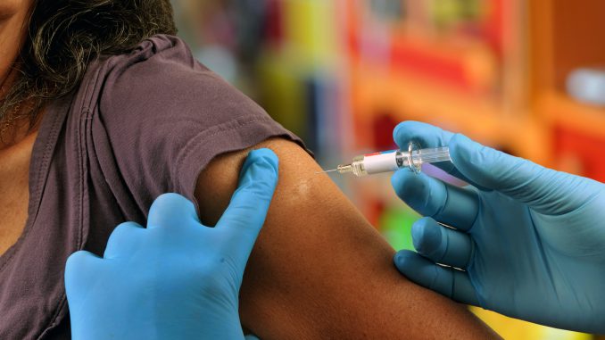 Femme se faisant vacciner