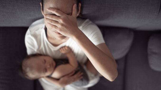 che, stressed with baby child at home © iStock-1420207647