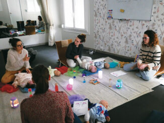 L’éducatrice de jeunes enfants Christelle Bardez anime un atelier d’apaisement et relaxation de l’enfant avec son parent.