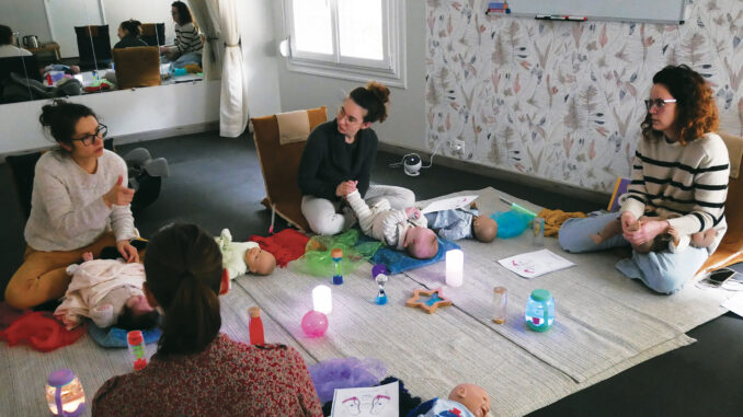 L’éducatrice de jeunes enfants Christelle Bardez anime un atelier d’apaisement et relaxation de l’enfant avec son parent.